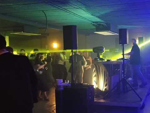 DJ Villón jr interior con musica