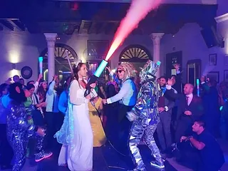 DJ Villón jr baile animado en pista