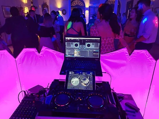 DJ Villón jr mesa dj interior luces